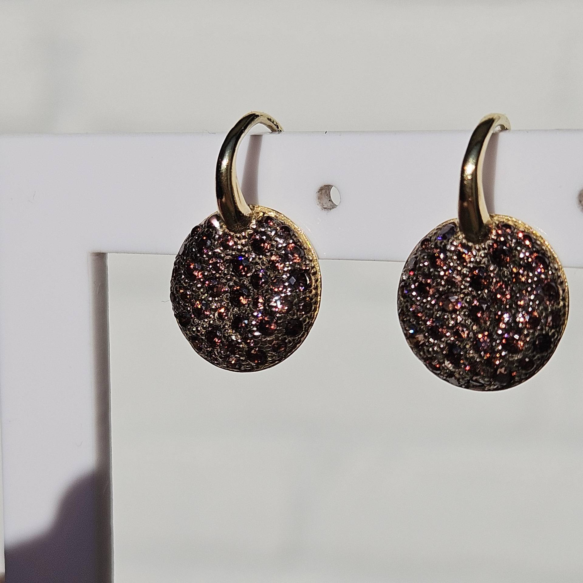 Pompon Ohrringe, Runde Medaillon Creolen Mit Braunen Brillanten Pavé, Eleganter Ohrschmuck 585 Vergoldet Besondere Anlässe, Luxus Inspired von GlorianaGioielli