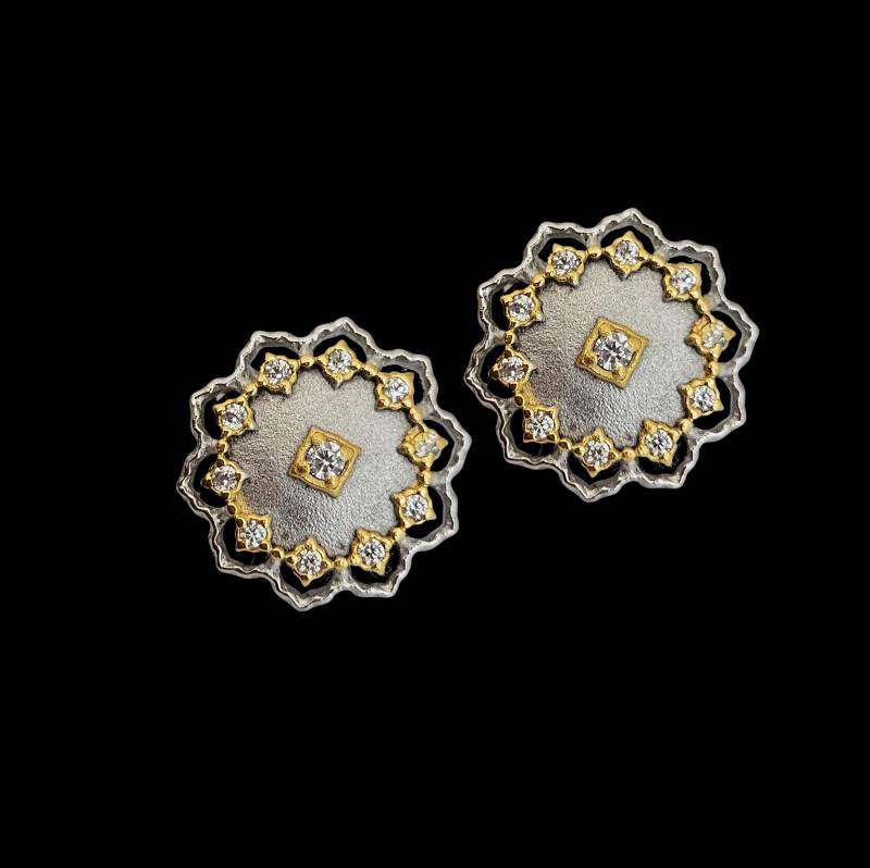 Retro Barok Lace Ohrringe, Ziselierte Satinierte Ohrstecker Aus 925 Silber Und 24Kt Gold Zirkonia Makramé Schmuck Durchbrochen Matte Textur von GlorianaGioielli