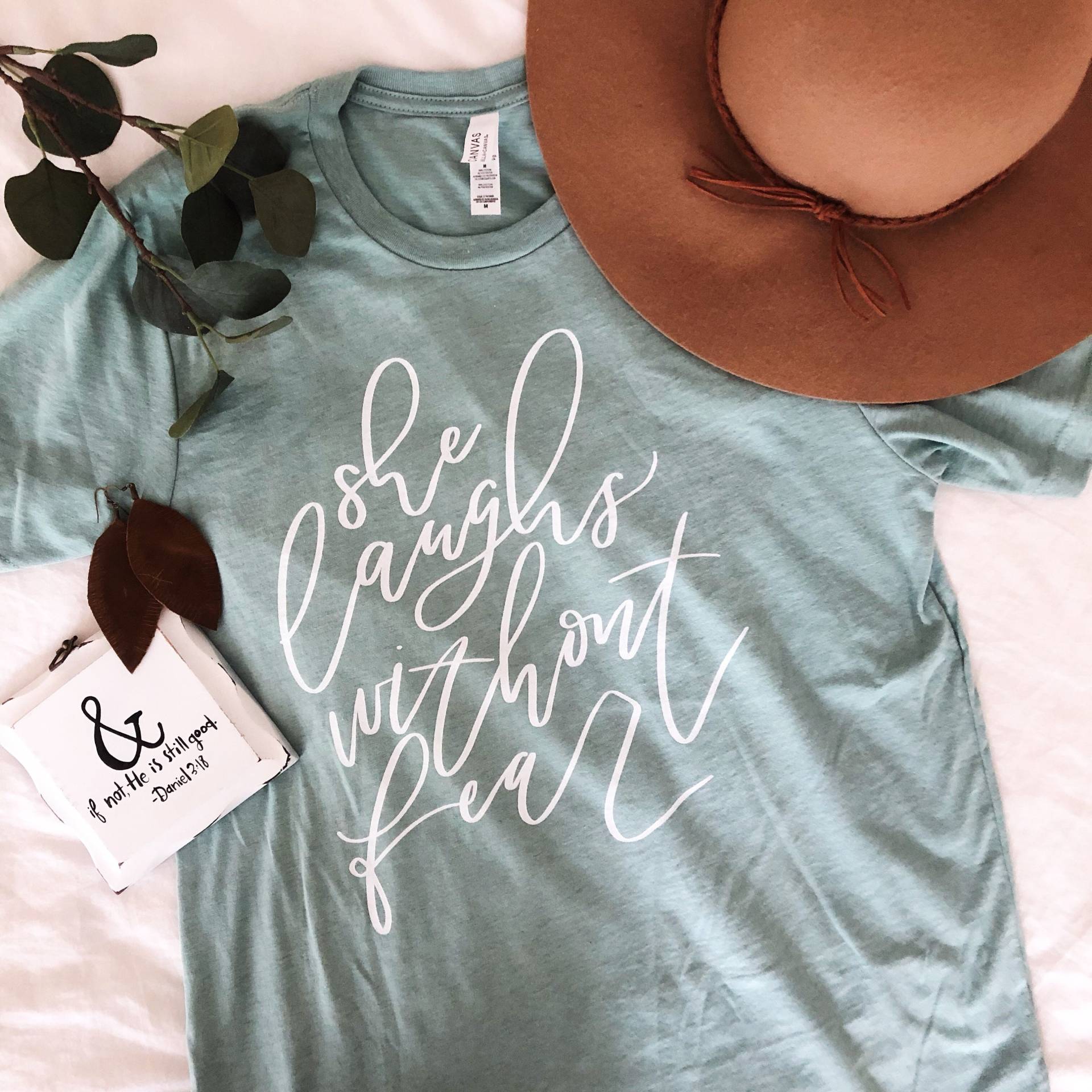 Kurzärmeliges Unisex-T-Shirt Sie Lacht Ohne Angst | Schrift Sprüche 31 Frau Muttertag Frühling Kurzärmeliges Unisex-T-Shirt Sie Lacht Ohne Angst | Schrift Sprüche 31 Frau Muttertag Frühling von GloriouslyRestored