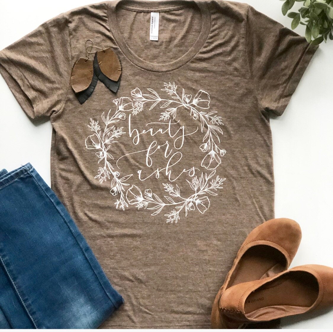Kurzarm-T-Shirt Schönheit Für Asche Mit Blumenkranz Hand Gezeichnet Beschriftet Jesaja 61 2-3 Bibel Vers Schrift Christian Kleidung Kurzarm-T-Shirt Schönheit Für Asche Mit Blumenkranz Hand Gezeichnet Beschriftet Jesaja 61 2-3 Bibel Vers Schrift Christian Kleidung von GloriouslyRestored