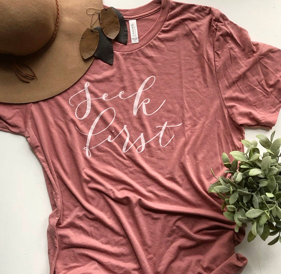 Kurzarm-T-Shirt Suchen Erste Schrift Bibel Vers Christian T Shirt Matthew 0633 Hand Beschriftet Kurzarm-T-Shirt Suchen Erste Schrift Bibel Vers Christian T Shirt Matthew 0633 Hand Beschriftet von GloriouslyRestored