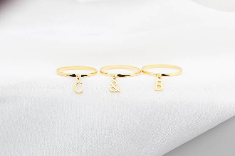 Baumelnder Anfangsring Sterling Silber Anfangscharm Ring Stapelbarer Monogramm Benutzerdefinierter von GlorriaSense