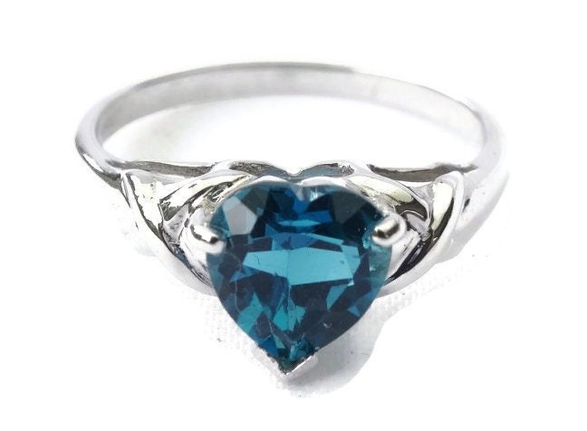 Moderne Damen London Blue Topas Herzverlobungsring in 9Ct Weißgold Portofrei von GloryBeVintageWares