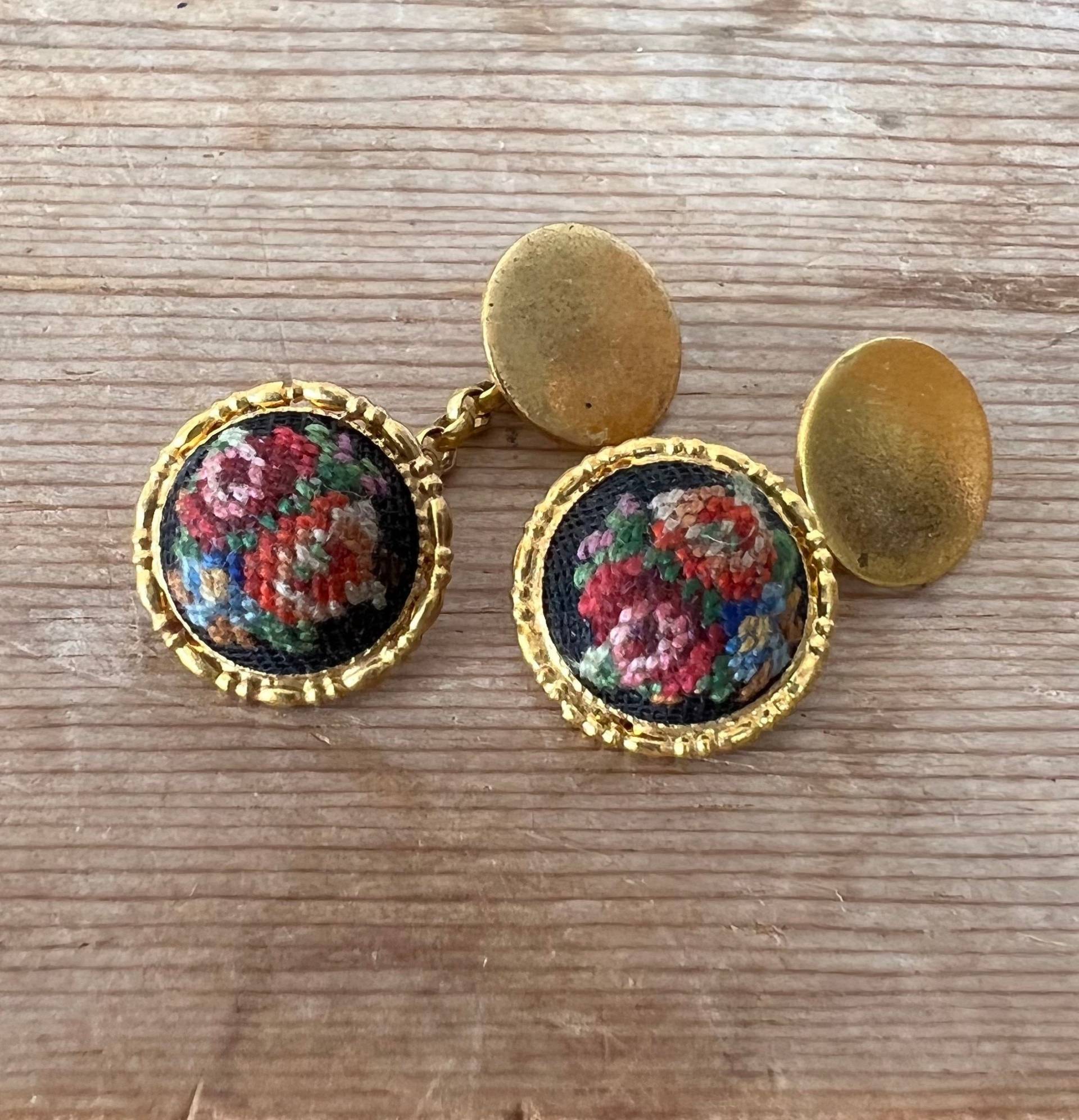 Vintage Paar Bestickte Manschettenknöpfe, Petit Point Blumen, Goldene Metallkette Und Beschläge von GloryandtheCabinet