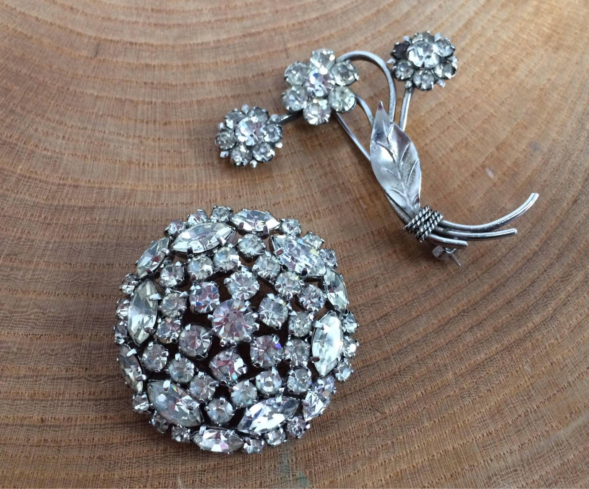 Zwei Pretty Vintage Rhinestone, Diamante Crystal Brooches-Klauensetzscheibe, Blumenspray Mit Keaf Zwei Pretty Vintage Rhinestone, Diamante Crystal Brooches-Klauensetzscheibe, Blumenspray Mit Keaf von GloryandtheCabinet