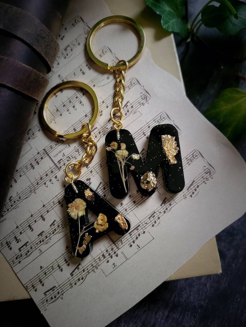 Dark Academia Buchstaben Schlüsselanhänger Aus Resin Mit Trockenblumen Und Blattgold A-Z Dark Academia Buchstaben Schlüsselanhänger Aus Resin Mit Trockenblumen Und Blattgold A-Z von GlossAndGloom