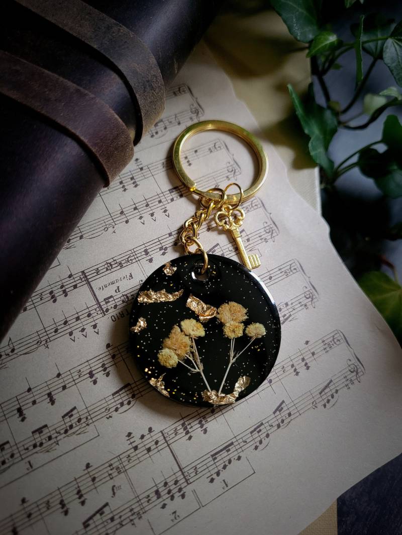 Dark Romance Schlüsselanhänger Aus Resin Mit Trockenblumen Und Blattgold Dark Romance Schlüsselanhänger Aus Resin Mit Trockenblumen Und Blattgold von GlossAndGloom