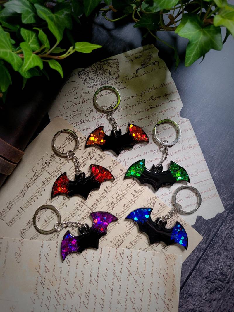 Fledermaus Schlüsselanhänger Aus Resin in 5 Farben Fledermaus Schlüsselanhänger Aus Resin in 5 Farben von GlossAndGloom