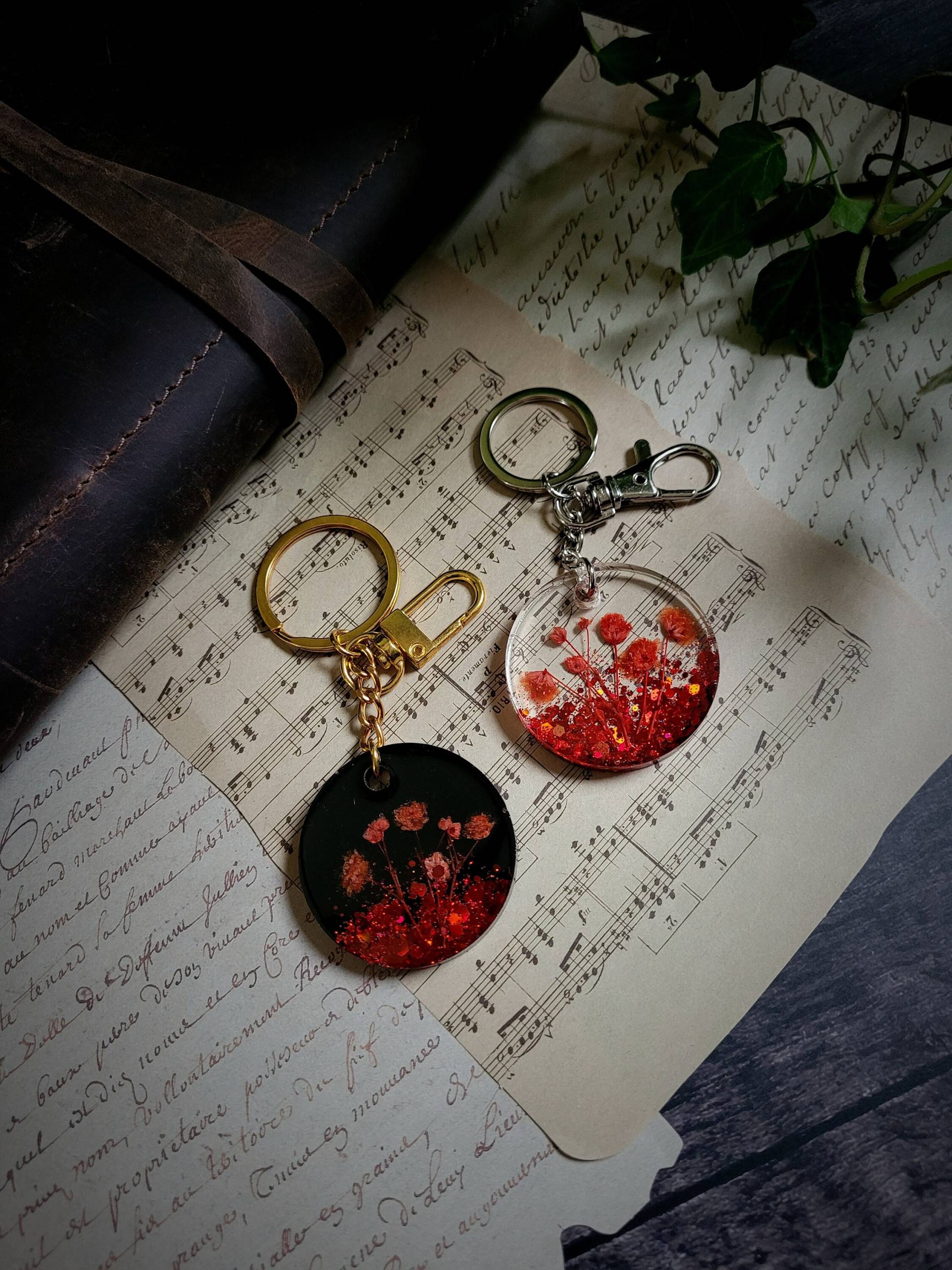 Gothic Schlüsselanhänger Aus Resin Mit Roten Trockenblumen Und Glitter | Handgemacht, Schwarz Oder Transparent Gothic Schlüsselanhänger Aus Resin Mit Roten Trockenblumen Und Glitter | Handgemacht, Schwarz Oder Transparent von GlossAndGloom