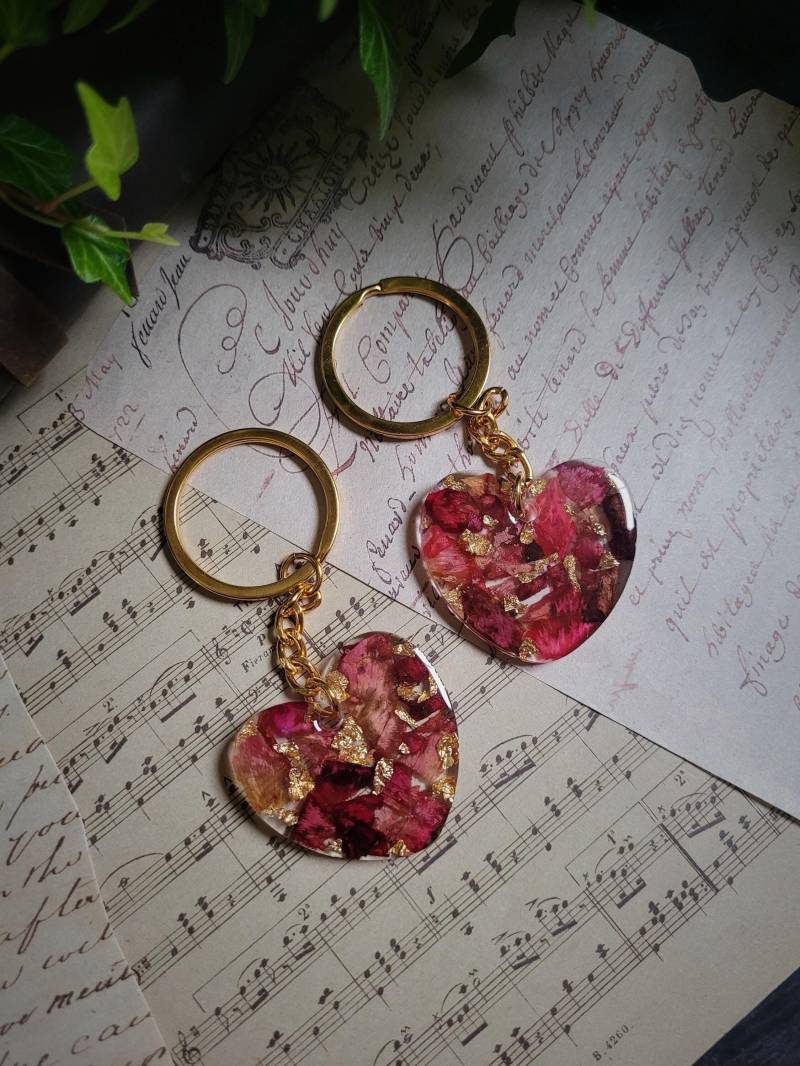Herz Schlüsselanhänger Aus Resin Mit Rosenblättern Und Blattgold Rosa-Rot Gold von GlossAndGloom