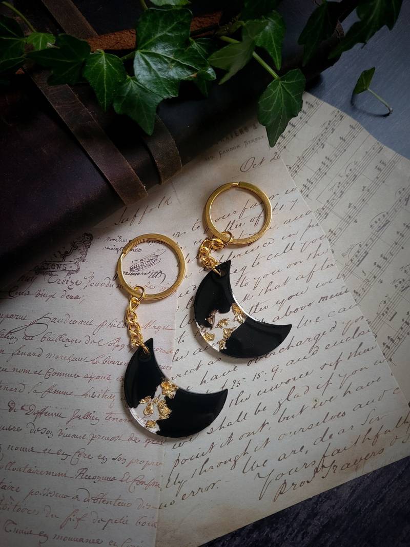 Mond Schlüsselanhänger Aus Resin Mit Blattgold Schwarz von GlossAndGloom