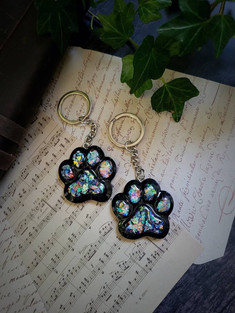 Glitzernder Schlüsselanhänger in Pfoten Design Aus Resin Schwarz-Multicolor von GlossAndGloom