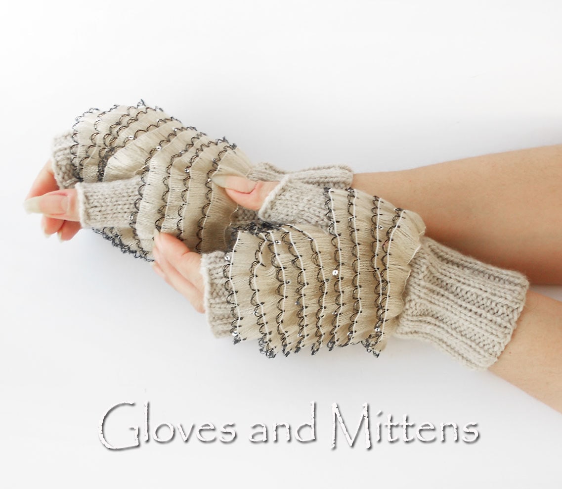 Beige Fingerlose Handwärmer Hellbraune Pulswärmer Herbst Winter Handschuhe Creme Strickhandschuhe Mädchen Weihnachtsgeschenk von GlovesAndMittens