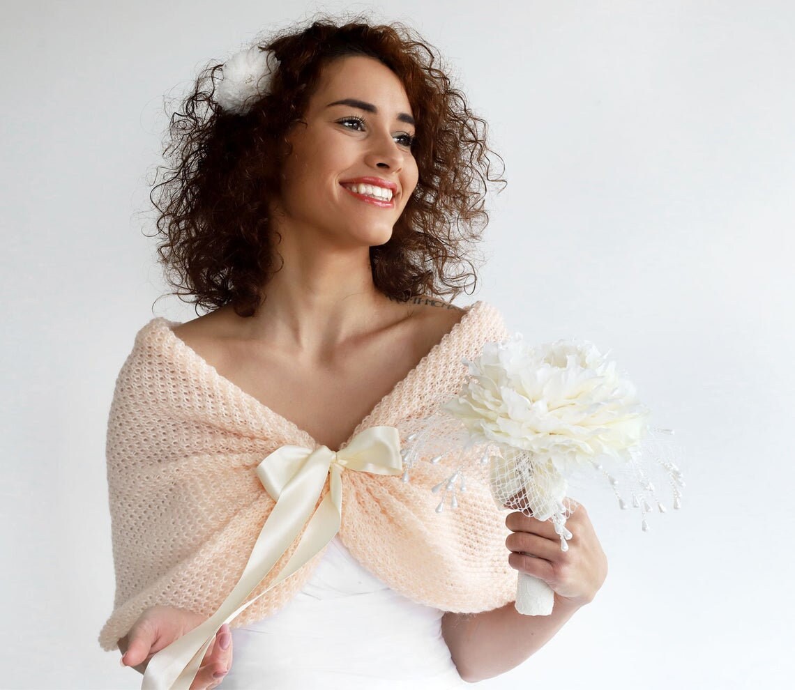 Helles Pfirsich Braut Cape Stola, Brautjungfer Cape, Braut-Cape, Auch Für Plus Size von GlovesAndMittens