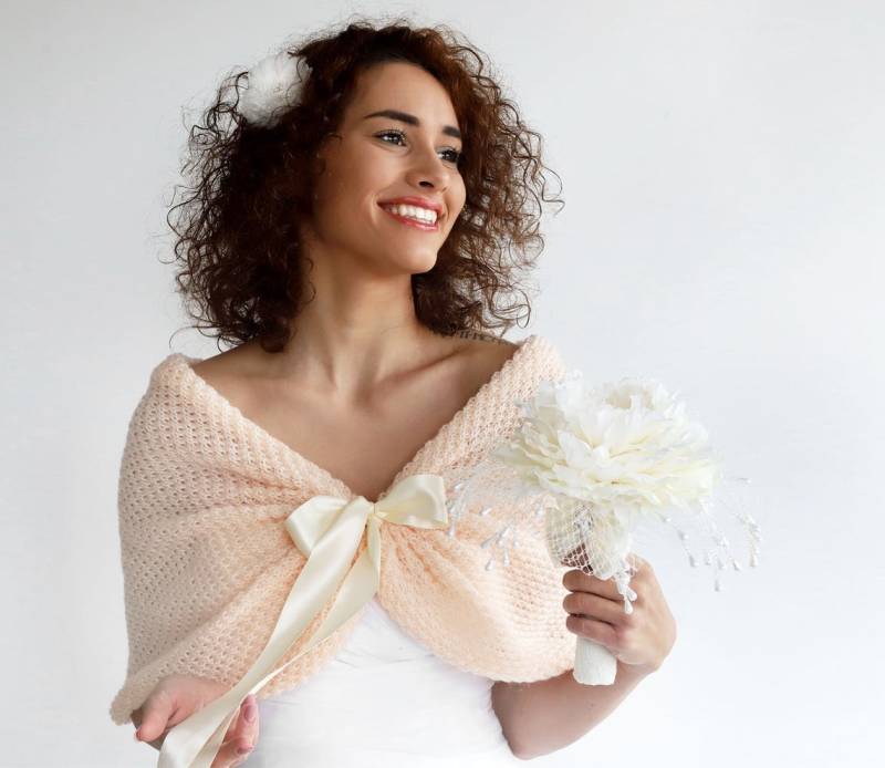 Helles Pfirsich Braut Cape Stola, Brautjungfer Cape, Braut-Cape, Auch Für Plus Size von GlovesAndMittens