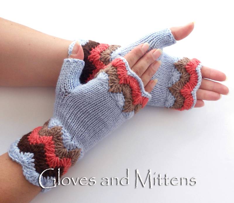 Hellblaue Gestrickte Und Gehäkelte Fingerlose Handschuhe Handstulpen Aus Wolle von GlovesAndMittens