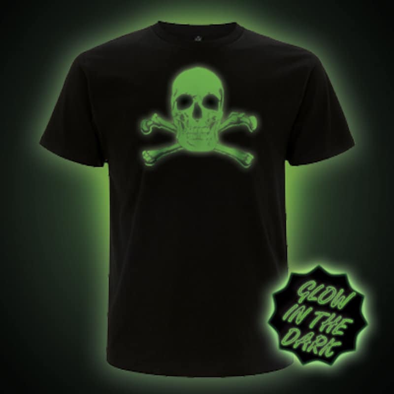 Glow in The Dark T-Shirt. Totenkopf Und Kreuzknochen | Unisex Classic Fit Glow in The Dark T-Shirt. Totenkopf Und Kreuzknochen | Unisex Classic Fit von GlowClothing