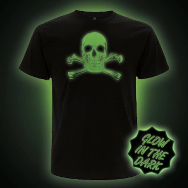 Glow in The Dark T-Shirt. Totenkopf Und Kreuzknochen | Unisex Classic Fit von GlowClothing