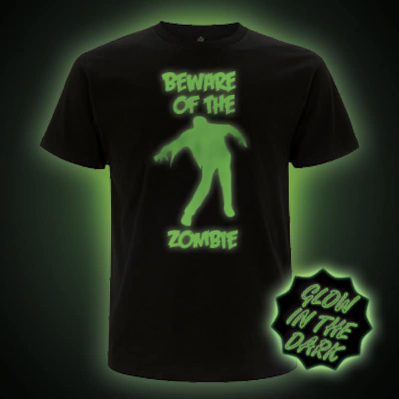 Glow in The Dark T-Shirt. Vorsicht Vor Dem Zombie | Unisex Classic Fit Glow in The Dark T-Shirt. Vorsicht Vor Dem Zombie | Unisex Classic Fit von GlowClothing
