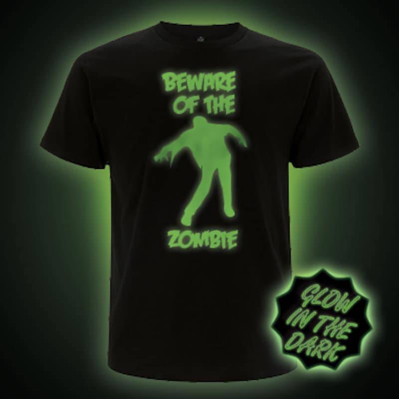 Glow in The Dark T-Shirt. Vorsicht Vor Dem Zombie | Unisex Classic Fit Glow in The Dark T-Shirt. Vorsicht Vor Dem Zombie | Unisex Classic Fit von GlowClothing