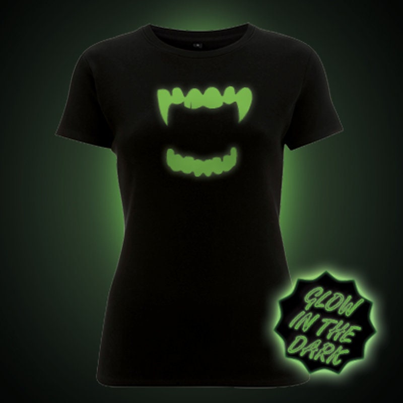 Glühen Im Dunklen T-Shirt. Vampirzähne | Damen Fitted Glühen Im Dunklen T-Shirt. Vampirzähne | Damen Fitted von GlowClothing