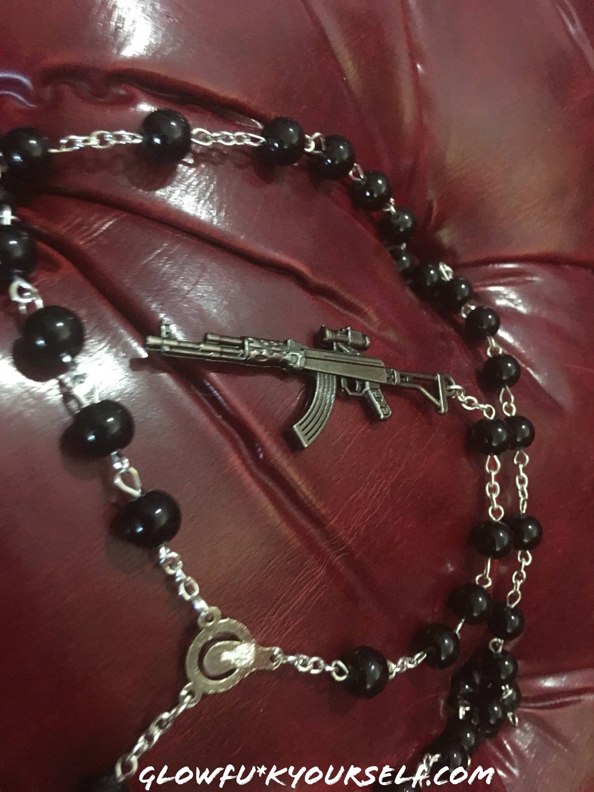 Shotgun, Ak-47 Oder Ein Scharfschützengewehr Rosenkranz Hail Maria, Mit Einem Dieser Speziell Angefertigten Gegenstände Des Glaubens, Möge Jesus Shotgun, Ak-47 Oder Ein Scharfschützengewehr Rosenkranz Hail Maria, Mit Einem Dieser Speziell Angefertigten Gegenstände Des Glaubens, Möge Jesus von GlowFyourself