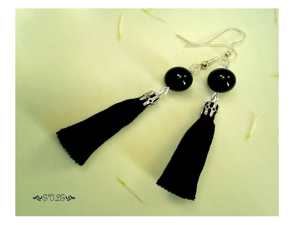 Schwarze Baumwollquasten-Ohrringe Glasperlen-Ohrringe Schwarze Baumwollquasten-Ohrringe Glasperlen-Ohrringe von GlowbyVT