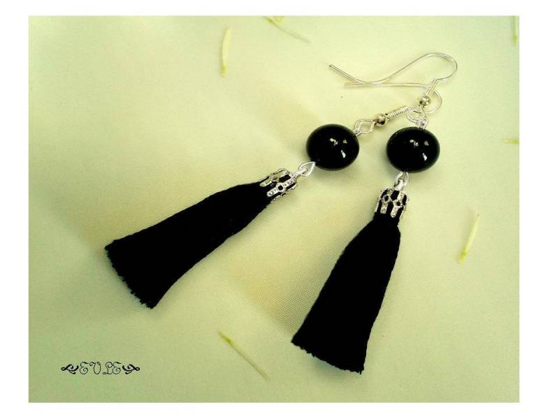 Schwarze Baumwollquasten-Ohrringe Glasperlen-Ohrringe Schwarze Baumwollquasten-Ohrringe Glasperlen-Ohrringe von GlowbyVT