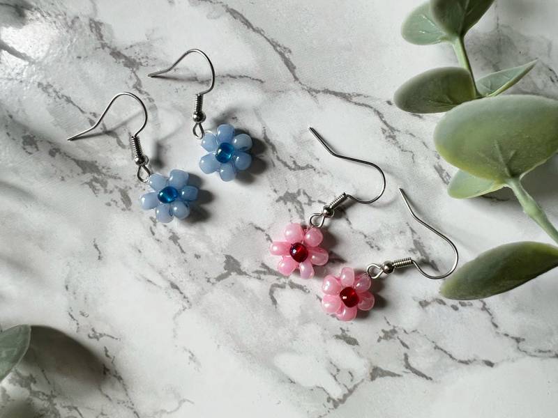 Biri - Blümchen-Perlen-Ohrringe | Perlenohrringe Florale Aesthetic Ohrringe Hellblau, Rosa von GlowingCoDesigns