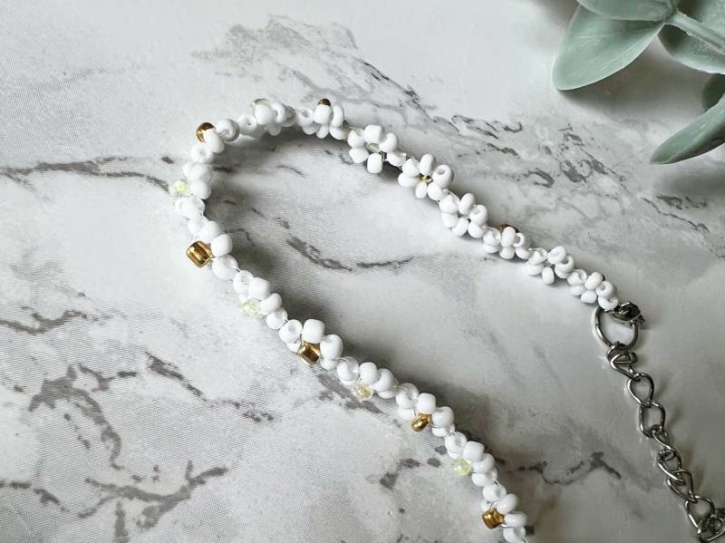 Daisy - Blümchen-Perlen-Armband | Perlenarmband Perlen Blumen Schmuck Weiß Gelb Gold von GlowingCoDesigns