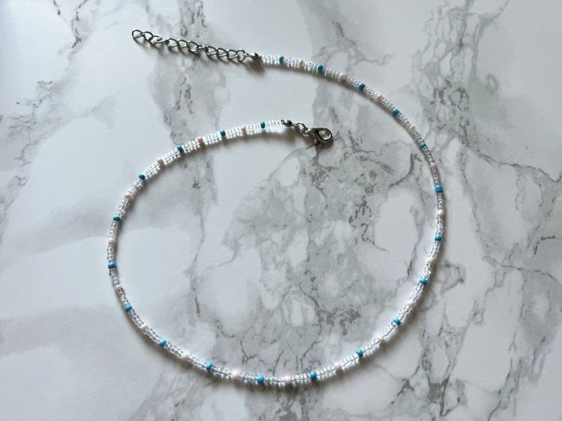 Diphylleia - Kurze Perlenkette | Transparent Blau Pfirsich Kette Rocailles Perlen Schmuck Gold von GlowingCoDesigns