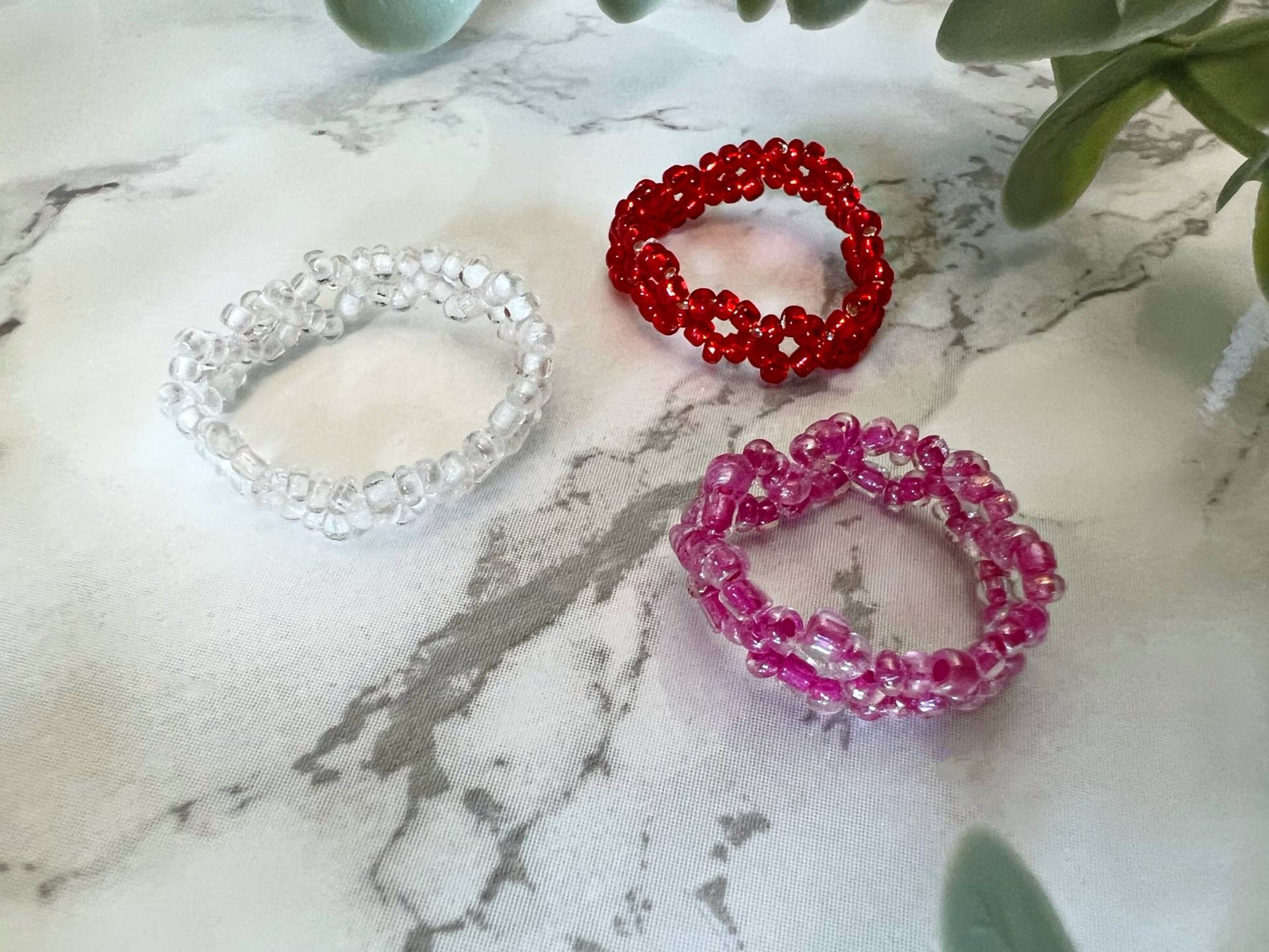 Infinity - Unendlichkeits-Perlen-Ring | Perlenring Rot Weiß Pink Infinity - Unendlichkeits-Perlen-Ring | Perlenring Rot Weiß Pink von GlowingCoDesigns