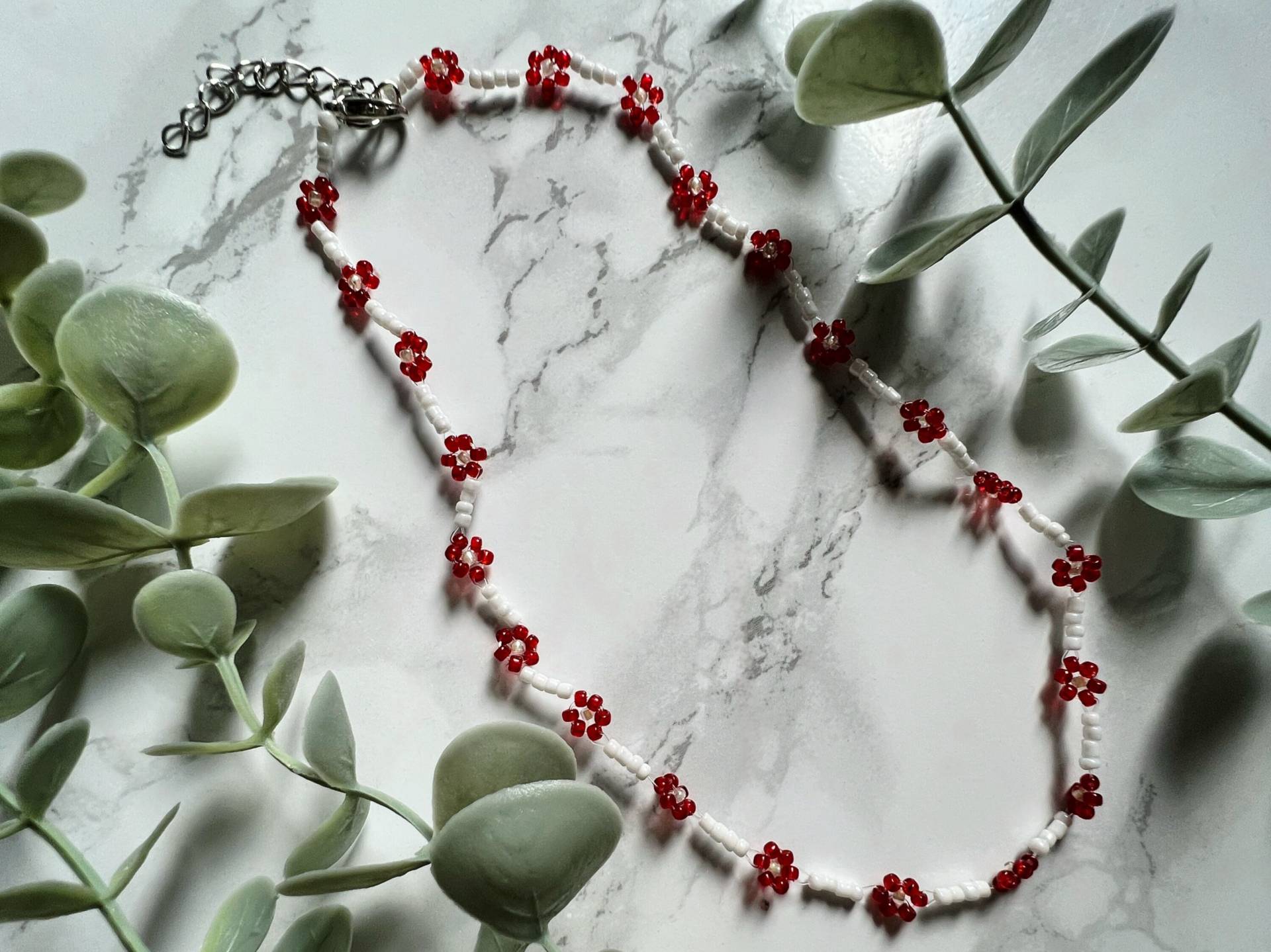 Vepita - Kurze Blumen-Perlenkette | Rote Weiße Blumenkette Florale Perlenkette Perlen Schmuck Rot Weiß Vepita - Kurze Blumen-Perlenkette | Rote Weiße Blumenkette Florale Perlenkette Perlen Schmuck Rot Weiß von GlowingCoDesigns