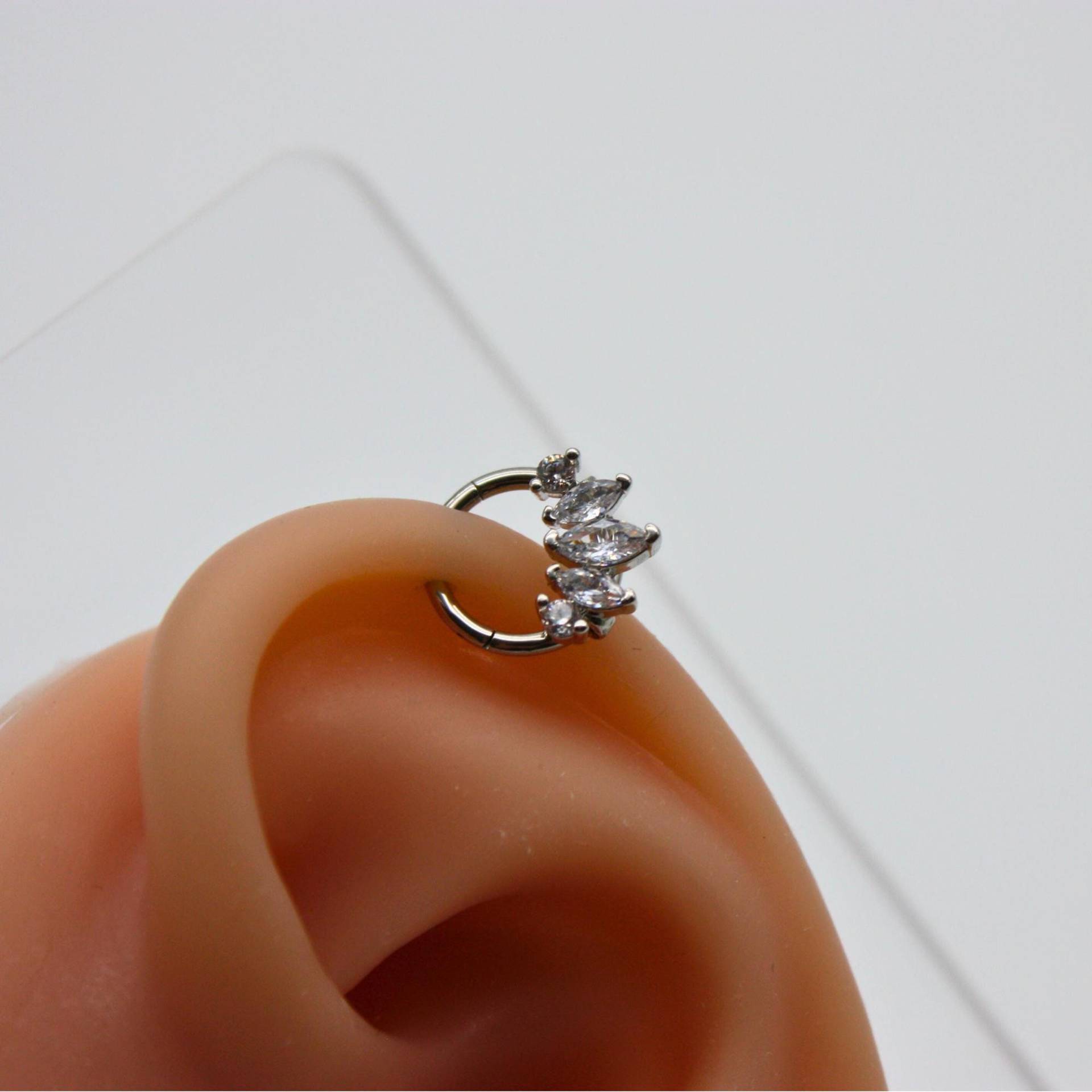 Ohrpiercing Clicker Silber - Chirurgenstahl 1, 2 Mm Piercingring Glitzer Helix Tragus Conch 8 Innenmaß Zirkonia Ohrschmuck Damen Ohrpiercing Clicker Silber - Chirurgenstahl 1, 2 Mm Piercingring Glitzer Helix Tragus Conch 8 Innenmaß Zirkonia Ohrschmuck Damen von GlowingMood