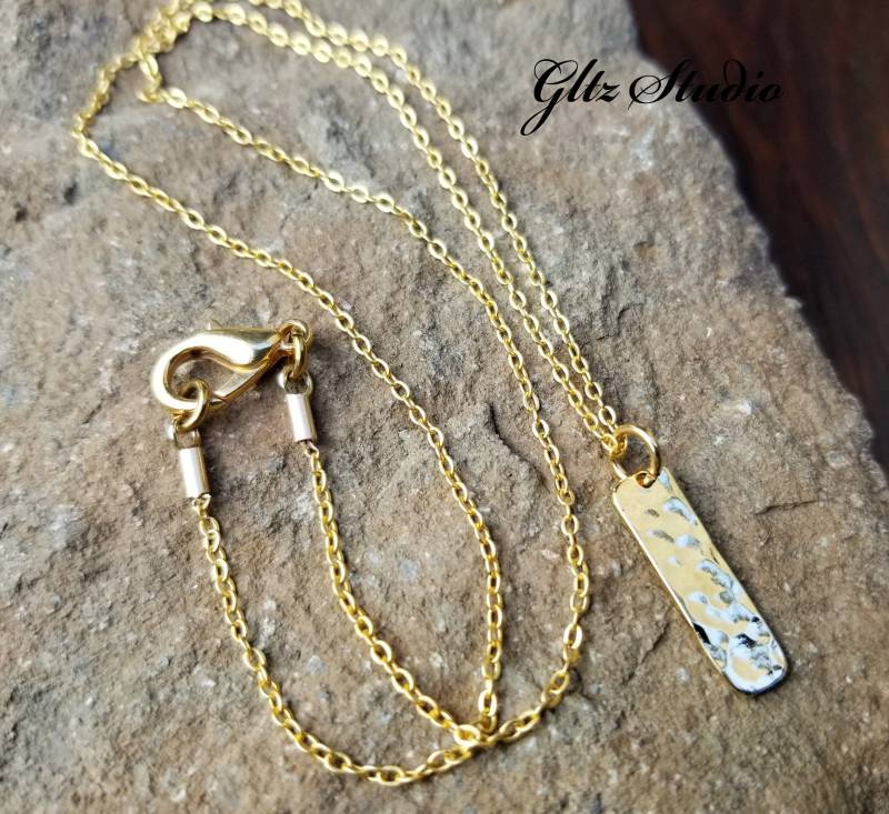24K Vergoldete Gehämmerte Bar Anhänger Halskette Mit Rolo Kette 24K Vergoldete Gehämmerte Bar Anhänger Halskette Mit Rolo Kette von GltzStudio