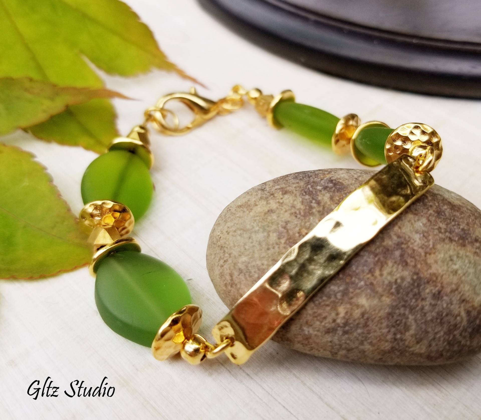 24K Vergoldetes Gehämmertes Bar Armband Grünes Seeglas & Messing 24K Vergoldetes Gehämmertes Bar Armband Grünes Seeglas & Messing von GltzStudio