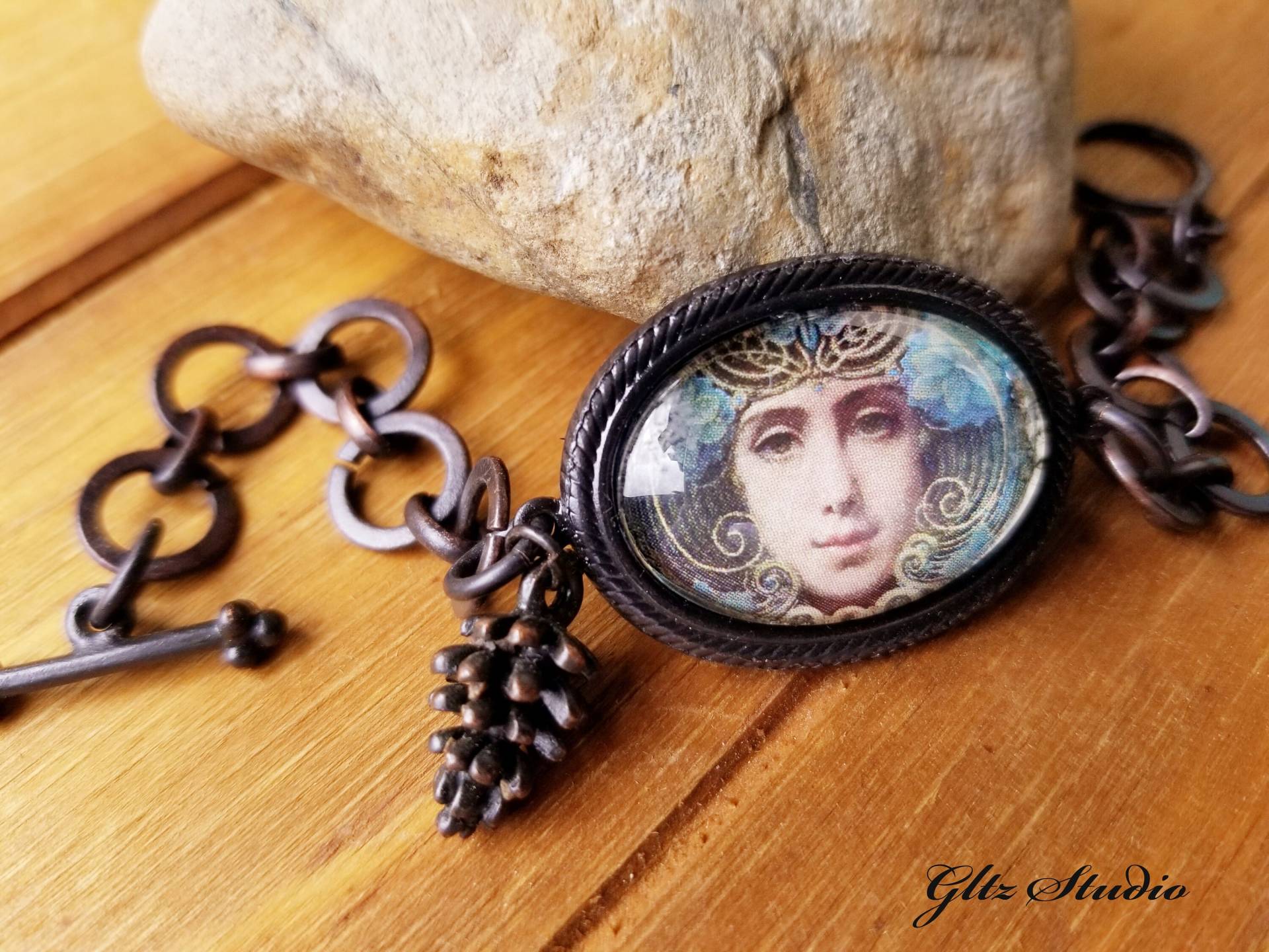 Art Deco Maske Cameo Armband Antike Schwarze Messing-Rollo-Kette Art Deco Maske Cameo Armband Antike Schwarze Messing-Rollo-Kette von GltzStudio