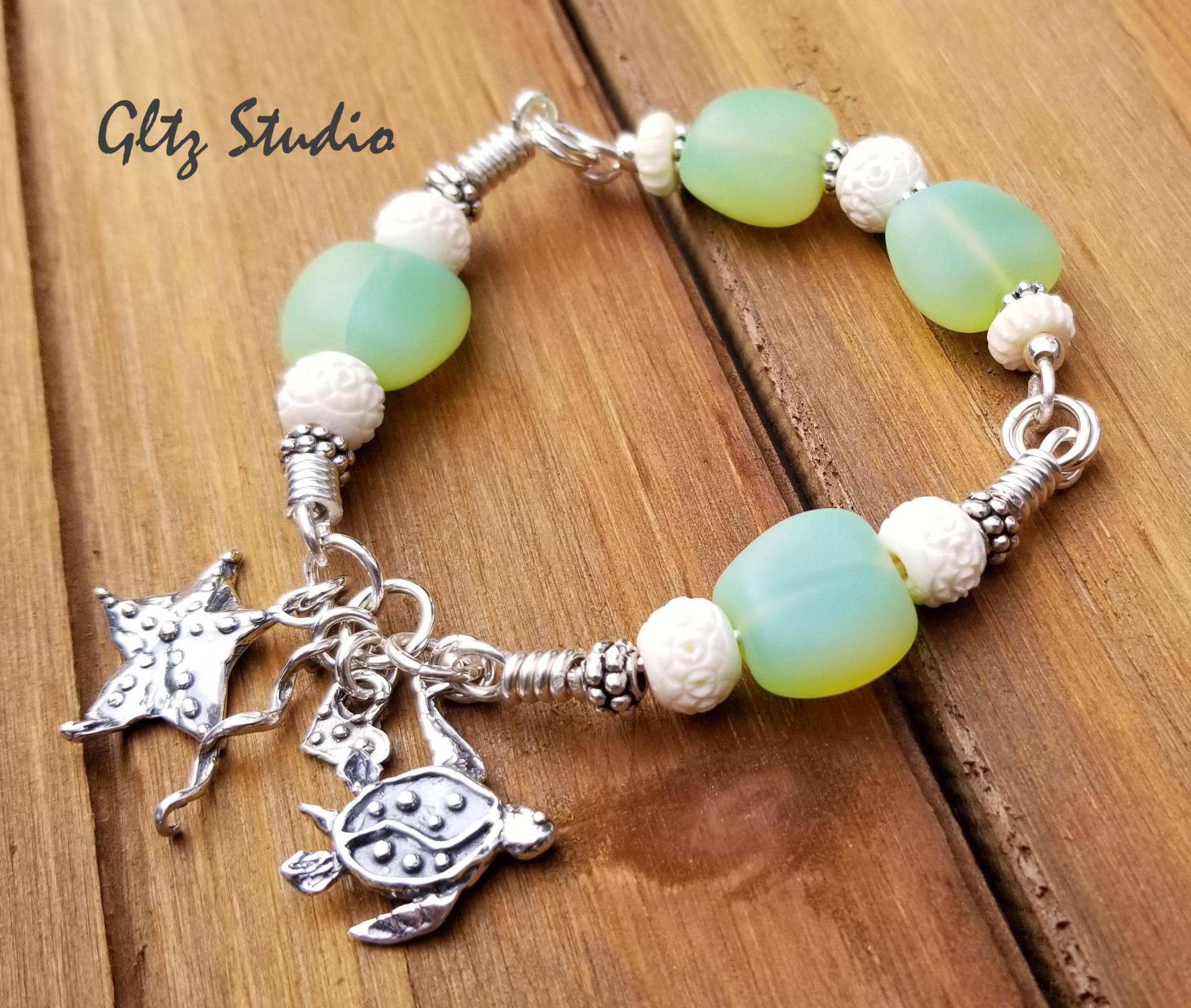 sterling Silber Charm Armreif Grünes Glas, Meeresschildkröte, Seestern sterling Silber Charm Armreif Grünes Glas, Meeresschildkröte, Seestern von GltzStudio