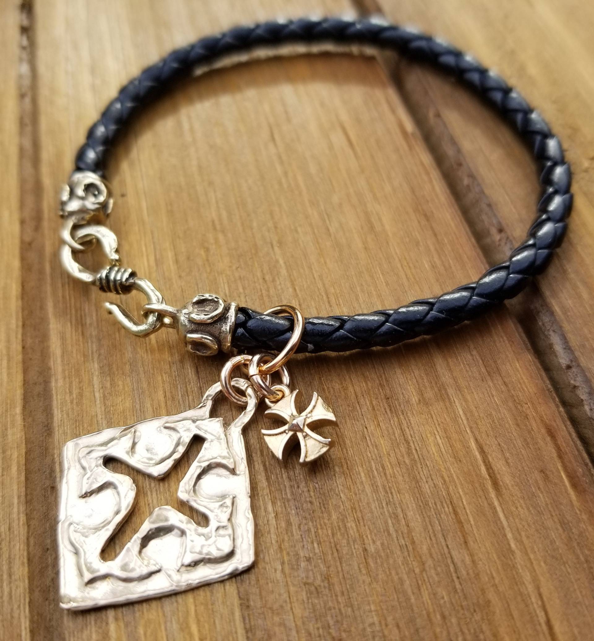 Schwarzes Geflochtenes Lederarmband Goldbronze Kreuzanhänger Schwarzes Geflochtenes Lederarmband Goldbronze Kreuzanhänger von GltzStudio