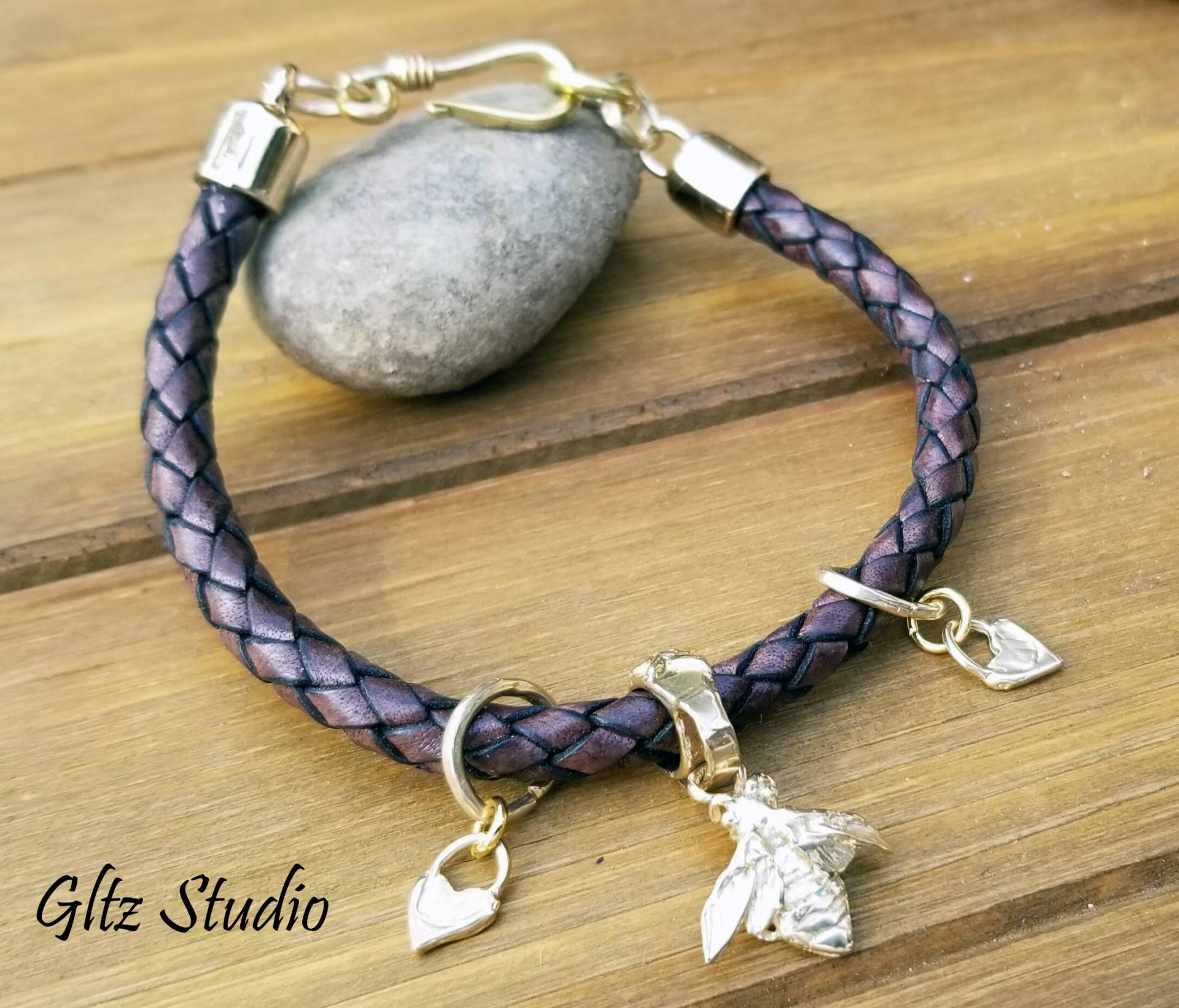 Geflochtenes Deutsches Lederarmband Honigbiene & Herzanhänger Geflochtenes Deutsches Lederarmband Honigbiene & Herzanhänger von GltzStudio