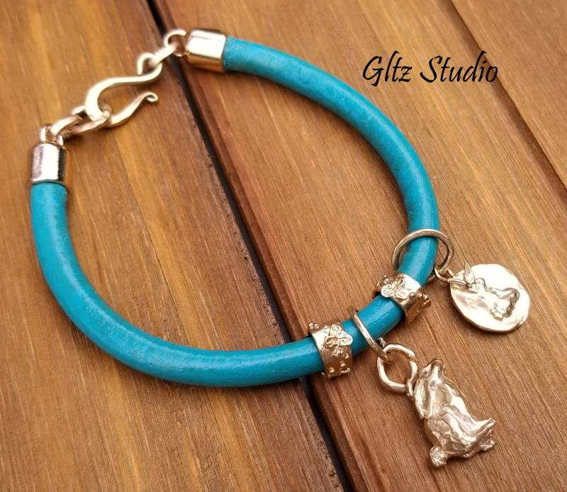 Gold Bronze Kaninchen Armband Türkisfarbene Lederschnur, Florale Perlen Gold Bronze Kaninchen Armband Türkisfarbene Lederschnur, Florale Perlen von GltzStudio