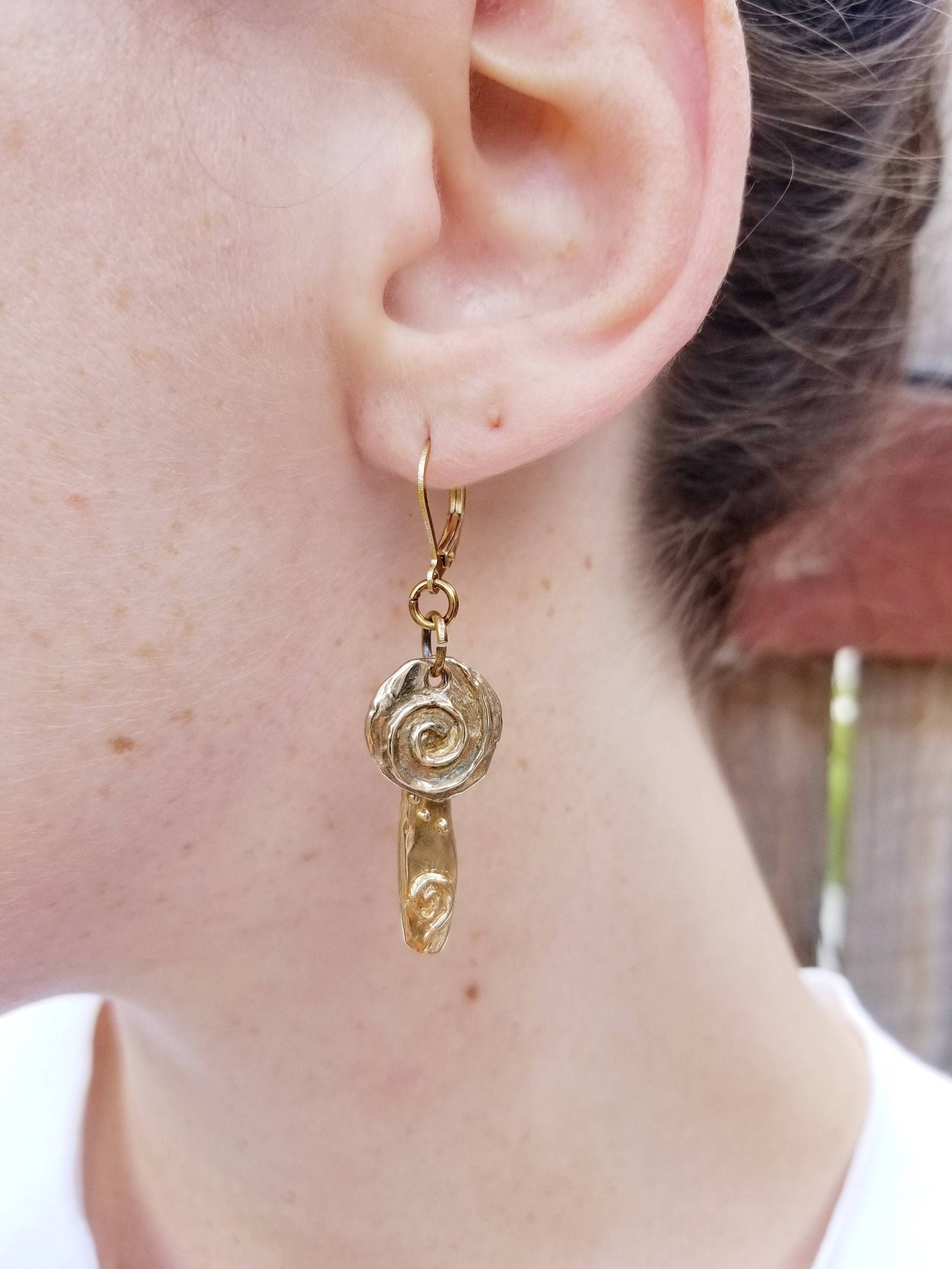 Handgeschmiedete Goldbronze Ohrringe 18K Brisur Handgeschmiedete Goldbronze Ohrringe 18K Brisur von GltzStudio