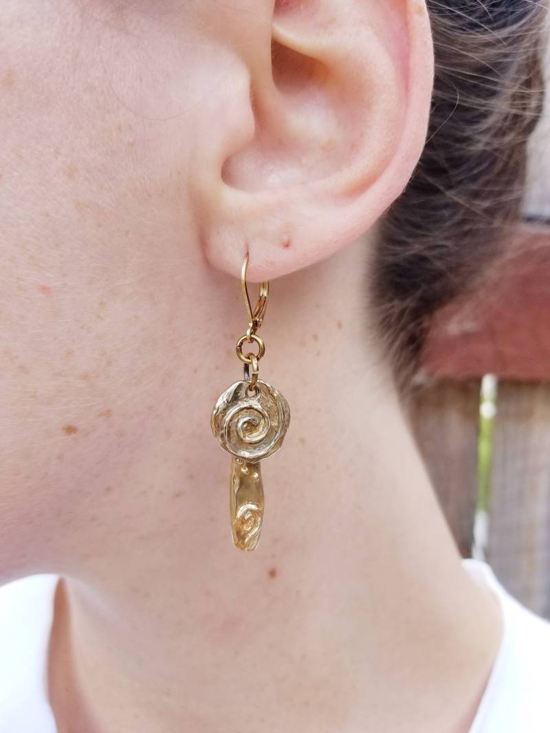 Handgeschmiedete Goldbronze Ohrringe 18K Brisur Handgeschmiedete Goldbronze Ohrringe 18K Brisur von GltzStudio