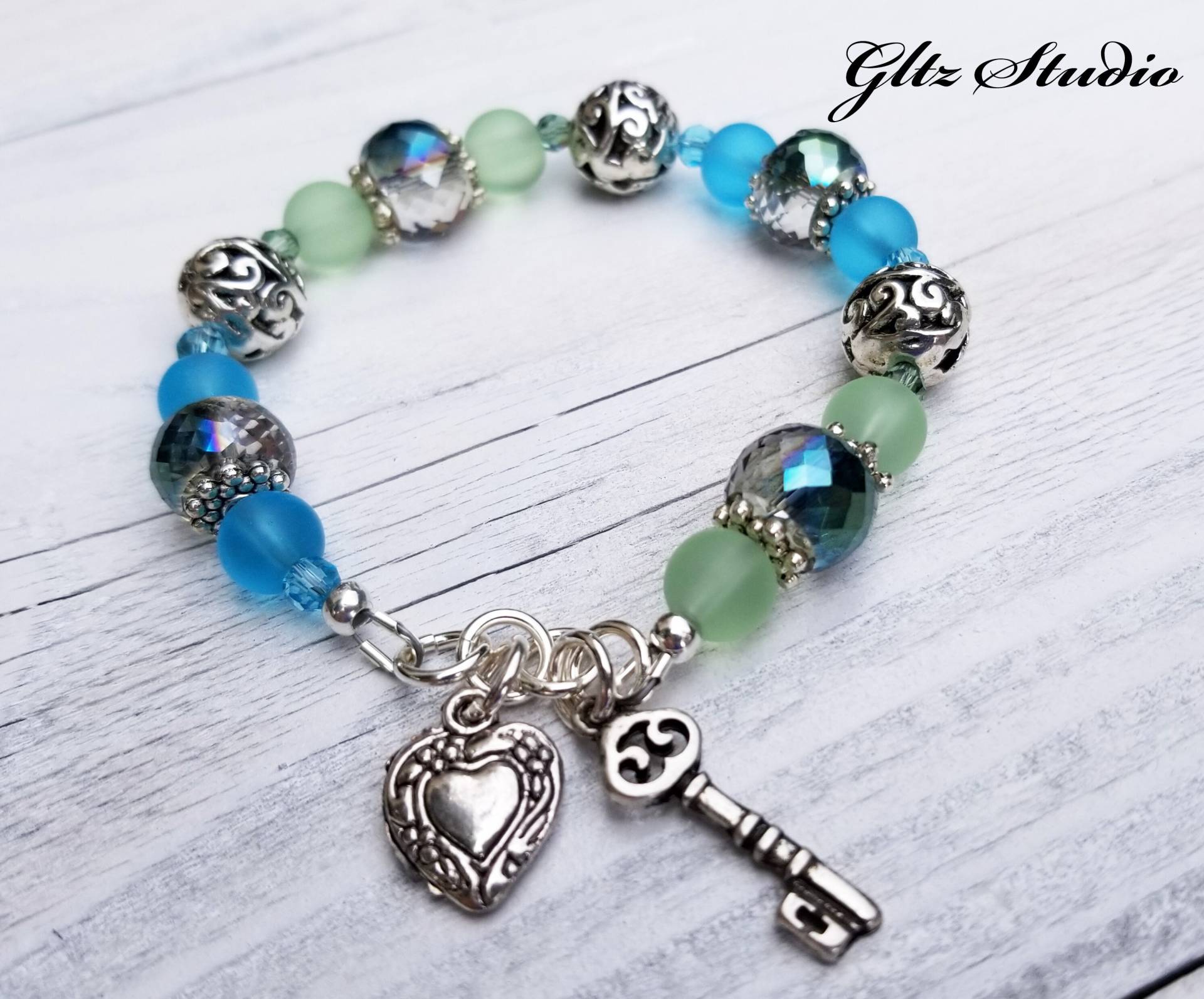 Armreif Silber Herz & Schlüssel Charms, Filigrane Perlen Armreif Silber Herz & Schlüssel Charms, Filigrane Perlen von GltzStudio