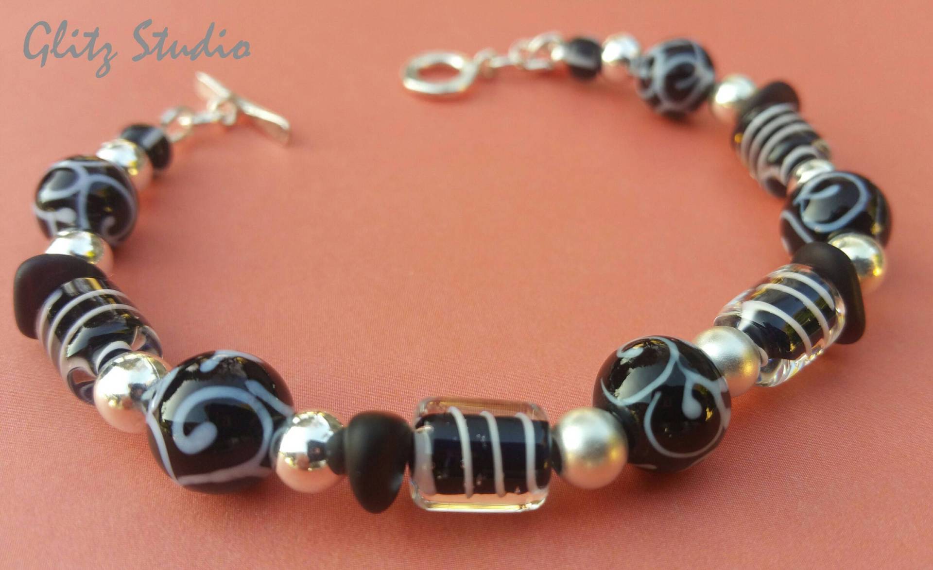 Vintage Lampwork Glas Perlen Armband Sterling Silber & Schwarzer Onyx Vintage Lampwork Glas Perlen Armband Sterling Silber & Schwarzer Onyx von GltzStudio