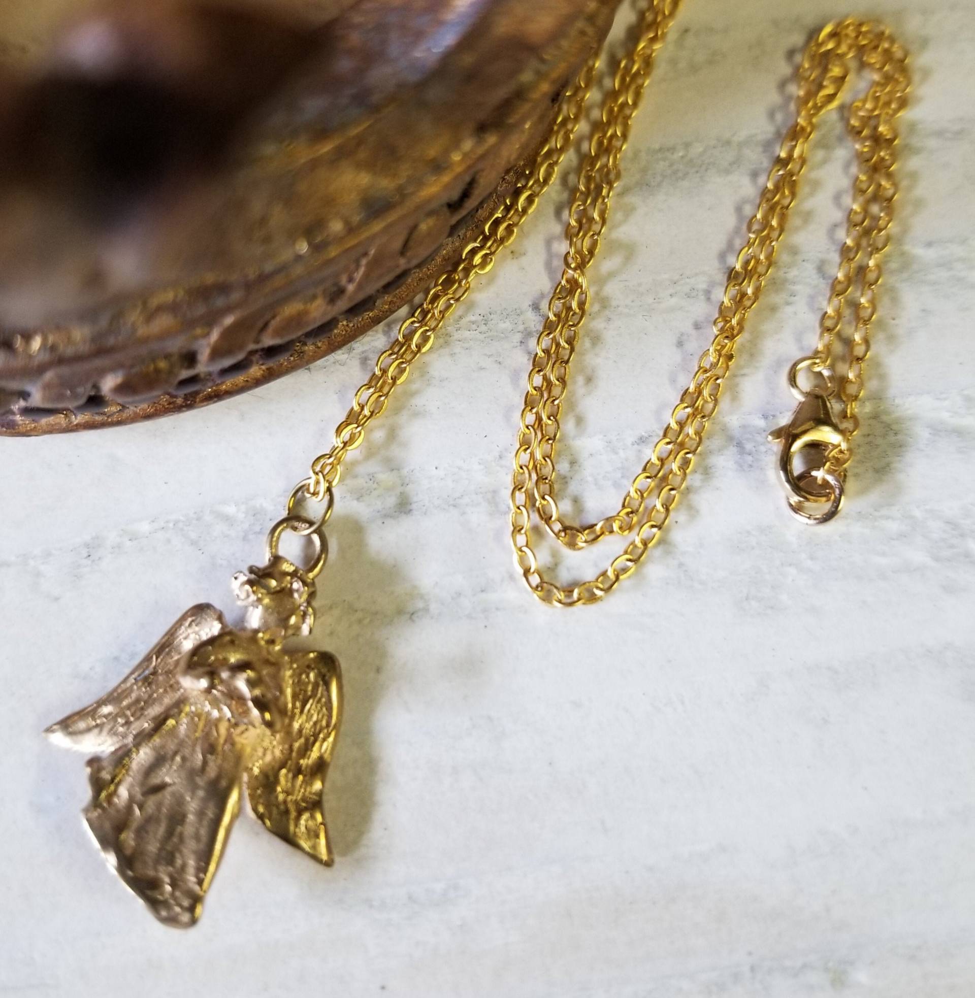 Artisan Gold Bronze Engel Anhänger Halskette - 14K Vergoldete Kette Artisan Gold Bronze Engel Anhänger Halskette - 14K Vergoldete Kette von GltzStudio