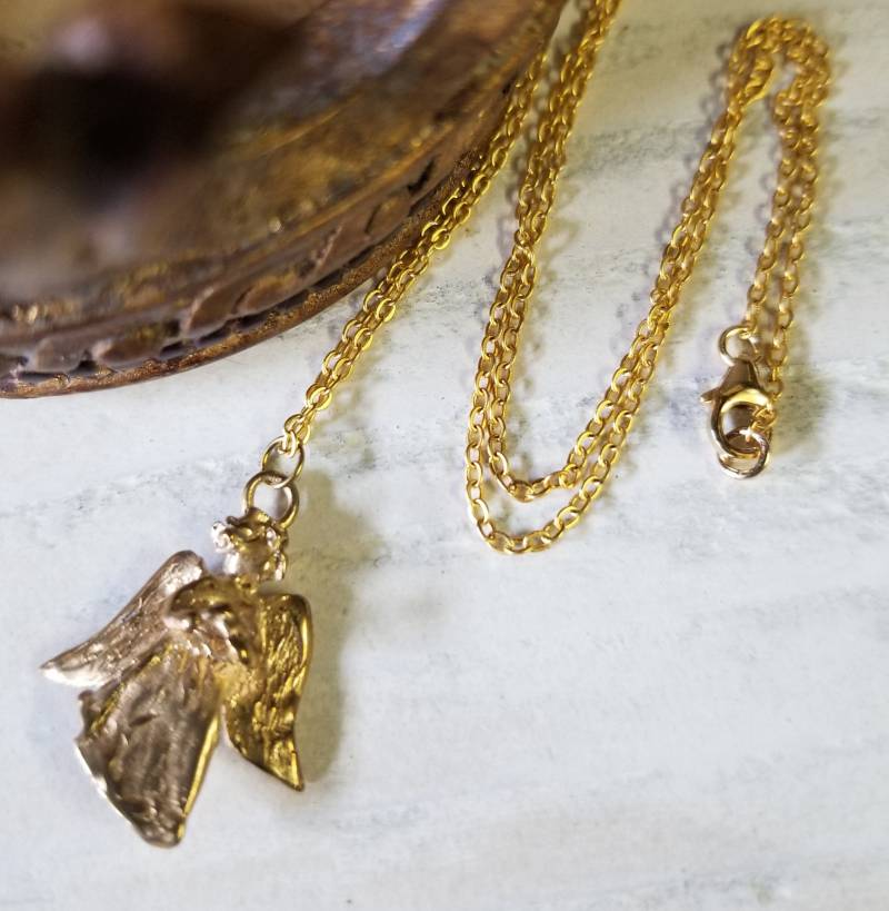 Artisan Gold Bronze Engel Anhänger Halskette - 14K Vergoldete Kette Artisan Gold Bronze Engel Anhänger Halskette - 14K Vergoldete Kette von GltzStudio