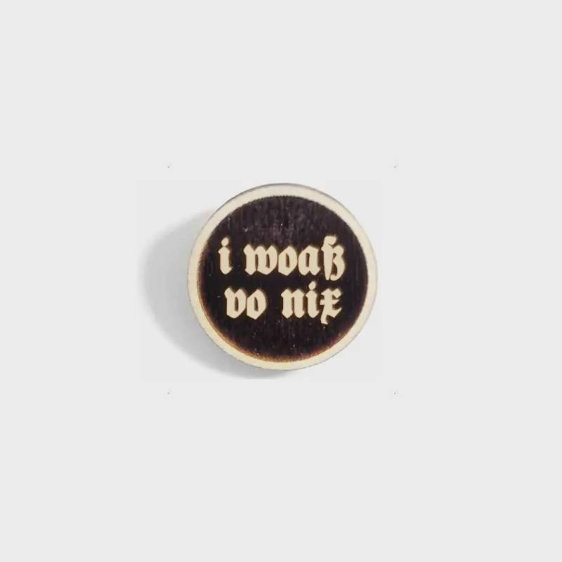Holz Gaudi Knopf "'i Woaß Vo Nix'' | Trachtenanstecker Trachten Accessoire von GlubbalDE