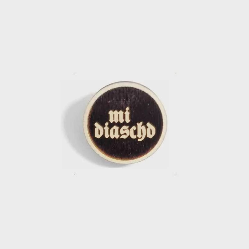 Holz Gaudi Knopf "'mi Diaschd" | Trachtenanstecker Trachten Accessoire Holz Gaudi Knopf "'mi Diaschd" | Trachtenanstecker Trachten Accessoire von GlubbalDE