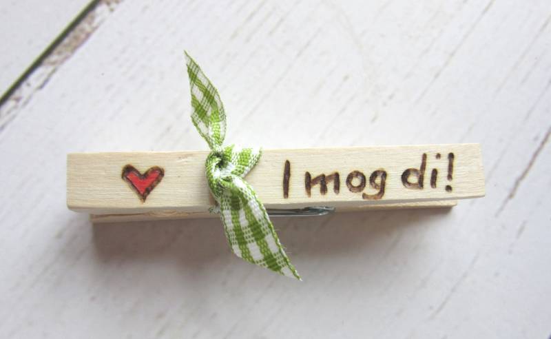 1 Glubberl - I Mog Di Holzklammer Brandmalerei Gravur Wäscheklammer Volksfest Anstecker Glubbal 1 Glubberl - I Mog Di Holzklammer Brandmalerei Gravur Wäscheklammer Volksfest Anstecker Glubbal von GlubberlResel